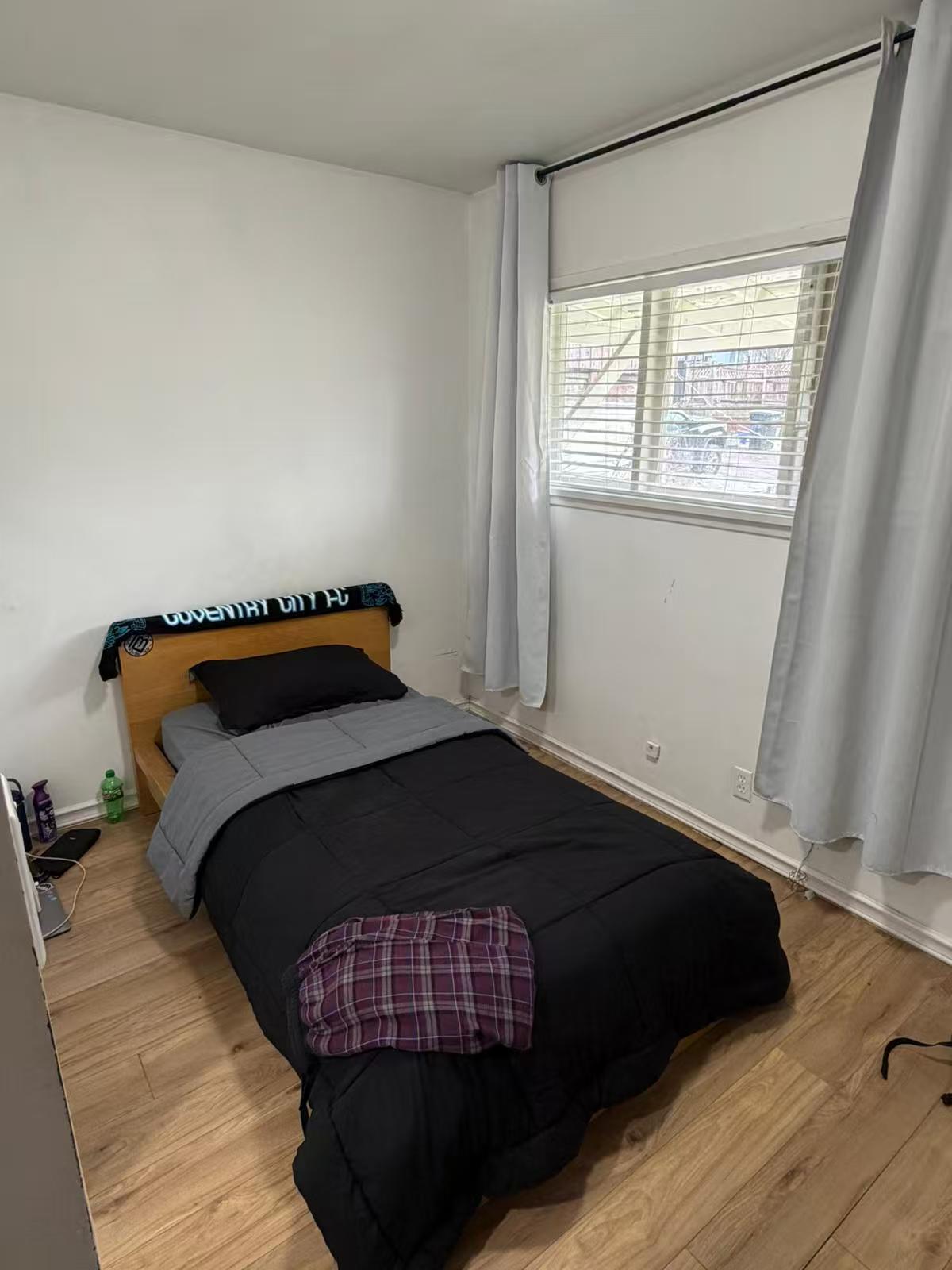 2412 East 28th Avenue - Main room